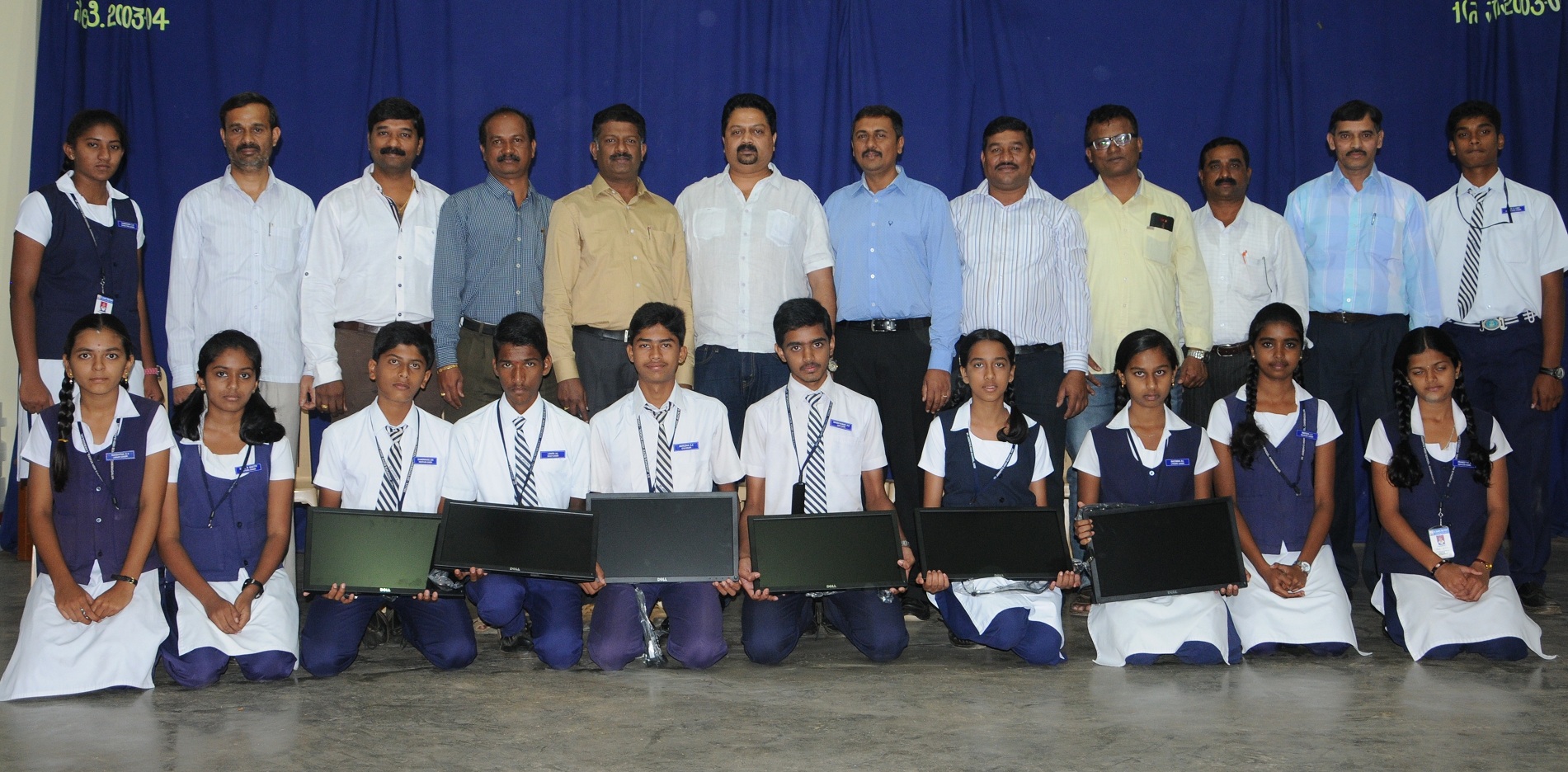 ಹಳೆ ವಿದ್ಯಾರ್ಥಿಗಳಿಂದ ಕಂಪ್ಯೂಟರ್ ಕೊಡುಗೆ